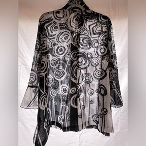 Ali Miles, size OX, Black/White top with circles and round buttons.